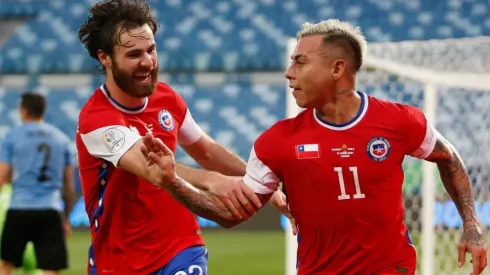 Vargas comemora com Brereton o gol que dá números à primeira etapa (Foto: Getty Images)