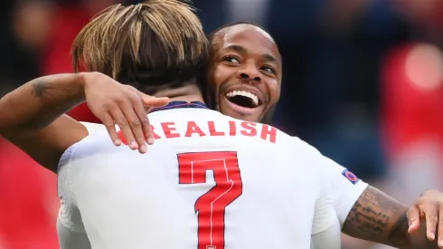 Sterling comemora com Grealish o gol marcado diante da República Tcheca (Foto: Getty Images)