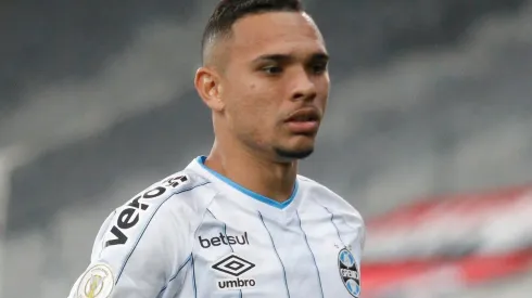 Luiz Fernando perdeu vaga entre os titulares – Foto: Gabriel Machado/AGIF.