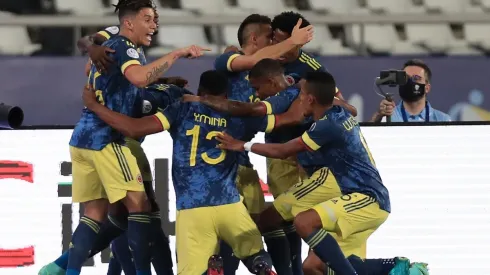 Jogadores colombianos comemoram o gol de Luis Díaz (Foto: Getty Images)