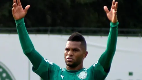 Atacante vem sendo disputado no mercado - Foto: Bruno Ulivieri/AGIF.