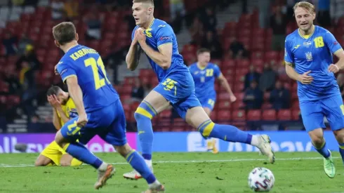 Dovbyk comemora o gol que deu a classificação à Ucrânia (Foto: Getty Images)