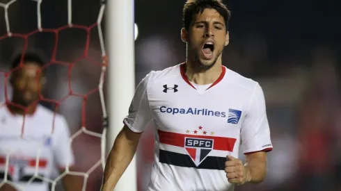 Calleri festeja gol com a camisa do São Paulo (Foto: Getty Images)