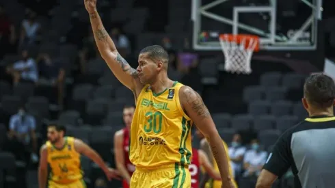Hettsheimeir vibra após pontuar para o Brasil. (Foto: Divulgação/FIBA)