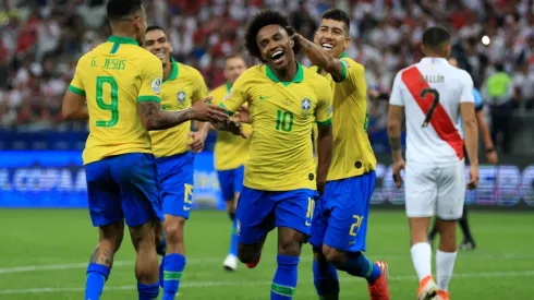 Jogadores do Brasil comemoram gol diante do Peru em 2019 (Foto: Getty Images)