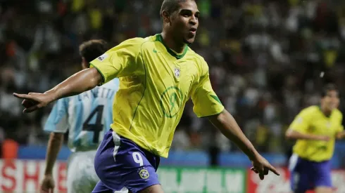 Adriano comemora gol diante da Argentina na Copa das Confederações de 2005 (Foto: Getty Images)