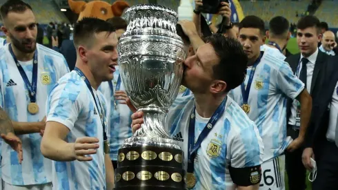 Messi beija a taça da Copa América, seu primeiro título com a Argentina (Foto: Getty Images)