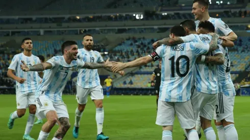 Jogadores argentinos comemoram o gol de Di María (Foto: Getty Images)