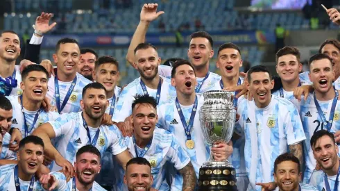 Jogadores argentinos comemoram com a taça da Copa América (Foto: Getty Images)