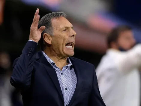 Medalhão do Boca acerta saída antes de partida contra o Atlético