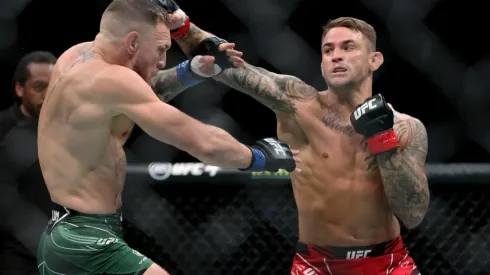 Dustin Poirier, em combate com Conor McGregor (Foto: Getty Images)