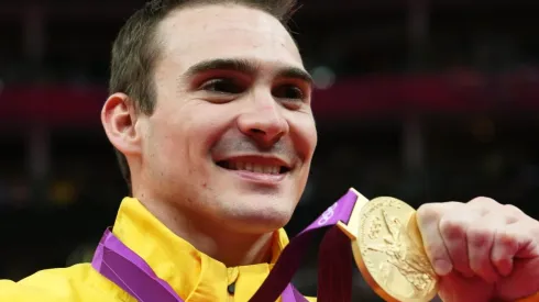 O ginasta Arthur Zanetti posando no pódio, nos Jogos de Londres, em 2012, quando levou o ouro nas argolas. (Foto: Getty Images)
