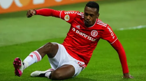 Edenilson: pode deixar o Colorado em breve (Foto: Pedro H. Tesch/AGIF)