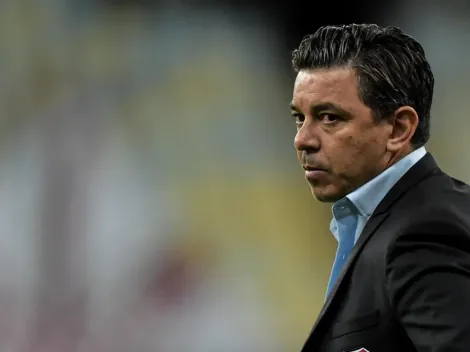 Gallardo observa meia que não foi aproveitado por Sylvinho