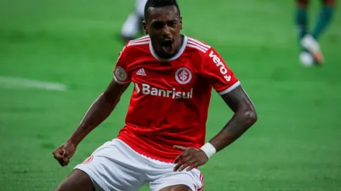 Edenilson: futuro indefinido no Colorado (Foto: Fernando Alves/AGIF)