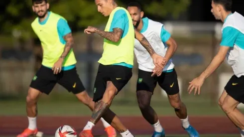 Guilherme Arana realizando um passe enquanto companheiros correm atrás da bola (Foto: Instagram/Reprodução)