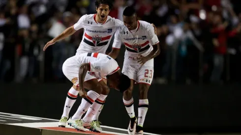 Jogadores do São Paulo comemoram o gol de Michel Bastos contra o Toluca, em 2016 (Foto: Getty Images)