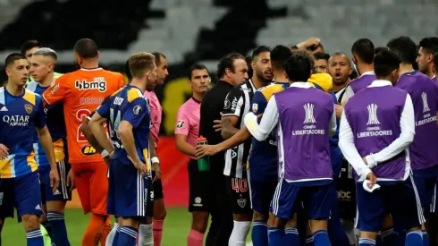 Jogo entre Atlético-MG x Boca Juniors termina em confusão após polêmica do VAR e classificação do time mineiro nos pênaltis. (Foto: