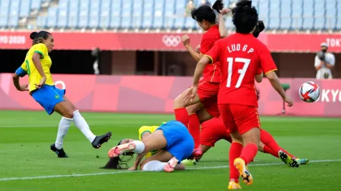 Rei Pelé parabeniza Marta após goleada da Seleção Brasileira feminina na estreia dos Jogos Olímpicos. (