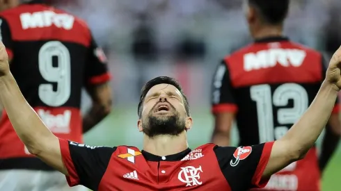 Diego comemora o gol marcado diante do São Paulo em 2017 (Foto: Armando Paiva/AGIF)