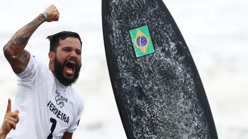 Ítalo Ferreira comemora a primeira medalha de ouro do surfe nas Olimpíadas (Foto: Getty Images)