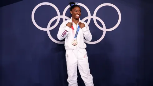 Simone Biles sorri ao exibir a medalha de bronze na trave, nos Jogos Olímpicos de Tóquio (Getty Images)