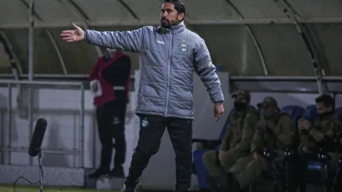 Morínigo: na bronca com o gramado ruim no estádio Augusto Bauer (Foto: Divulgação/Coritiba)