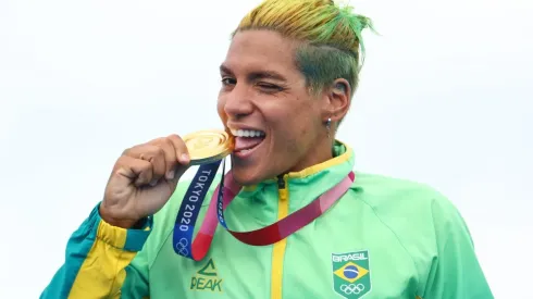 Ana Marcela Cunha morde a medalha de ouro para foto após vitória na maratona aquática (Getty Images)
