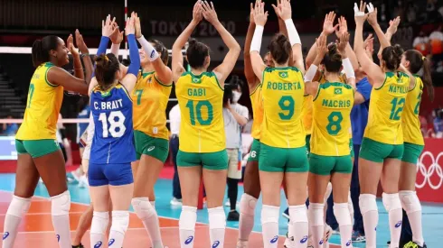 Time de voleibol feminino comemora passagem à decisão (Foto: Getty Images)