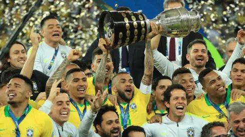 Confira o top 5 dos jogadores com mais títulos na carreira; Daniel Alves segue na frente e desbanca Pelé e Messi