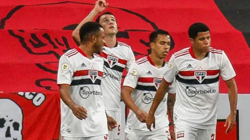 Pablo comemora com os companheiros um dos gols contra o seu ex-clube (Foto: Gabriel Machado/AGIF)