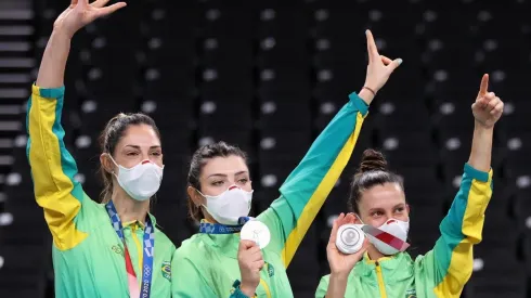 Brasileiras do vôlei exibem suas medalhas de prata na final do vôlei feminino (Getty Images)