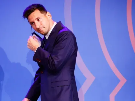 Messi embarca para Paris para assinar com PSG