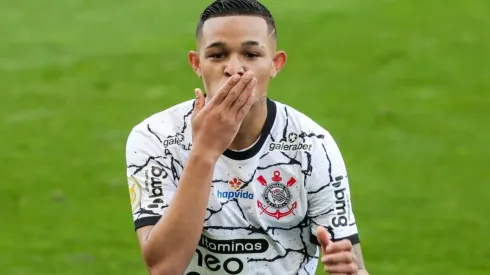 Adson manda beijo em comemoração após marcar um dos seus dois gols contra o Ceará (Marcello Zambrana/AGIF)