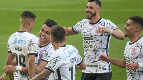 Jogadores do Corinthians comemoram gol contra o Ceará (Marcello Zambrana/AGIF)