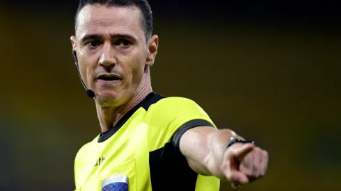 Árbitro Wilmar Roldan, em duelo da Libertadores 2020. (Foto: Getty Images)