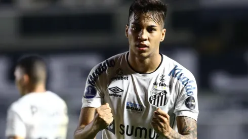 Com o time profissional do Santos marcou 17 gols em 84 jogos | Crédito: Getty Images