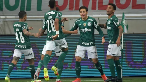 Jogadores do Palmeiras comemoram o gol de Raphael Veiga (Foto: Getty Images)