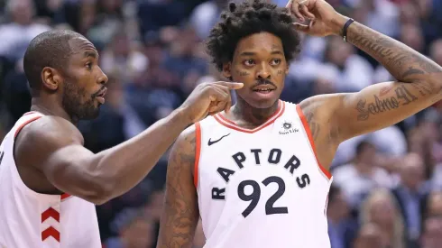 Na foto, Lucas Bebê (à direita), quando ainda defendia os Raptors na NBA. (Foto: Getty Images)