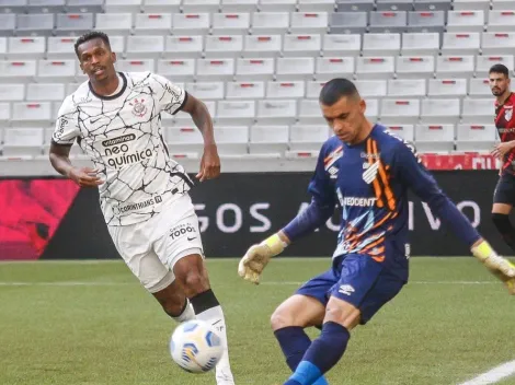 Torcida do Corinthians se irrita com Jô em campo contra o Athletico-PR; veja a reação na internet