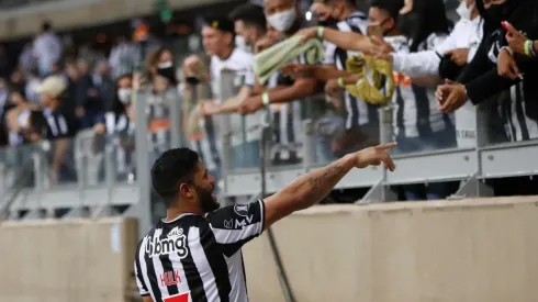 Hulk comemora com a torcida o gol marcado contra o River (Foto: Getty Images)