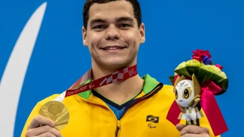 Gabriel Bandeira, com a primeira medalha de ouro conquistada para o Brasil nos Jogos de Tóquio. (Foto: Divulgação CPB)