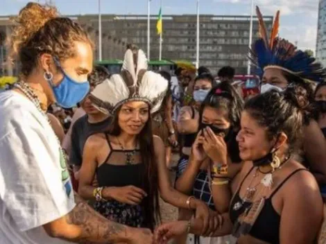 Artistas visitam acampamento indígena em Brasília; 6 mil indígenas, de 170 povos estão no DF para protestar