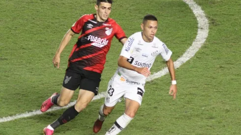 Athletico e Santos, em campo pelo Brasileirão 2020 (Foto: Fernanda Luz/AGIF)
