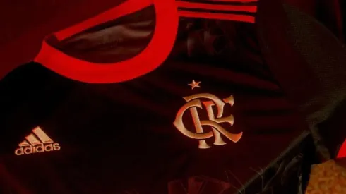 Motorista de transportadora é preso no RJ por suspeita de roubo e venda da nova camisa do Flamengo. (Foto: Reprodução)