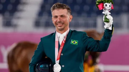 Na foto, o cavaleiro brasileiro Rodolpho Riskalla, que foi prata na prova individual de hipismo, mais cedo. (Foto: Getty Images)