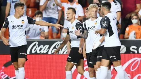 Jogadores comemoram gol de Daniel Wass durante Valencia e Deportivo Alavés (Getty Images)