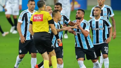 Maicon é expulso por reclamações veementes com o árbitro (Foto: Pedro H. Tesch/AGIF)