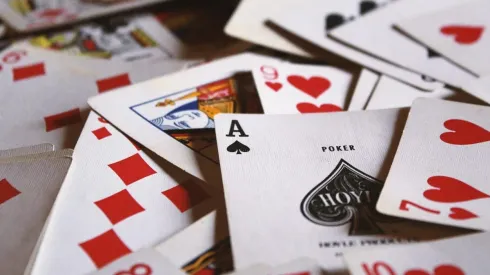 O número de formar possíveis de embaralhar um baralho de poker é absurdo! (Foto: Divulgação)