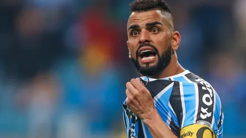 Expulsão contra o Corinthians foi o último ato da passagem de Maicon pelo Grêmio (Foto: Getty Images)